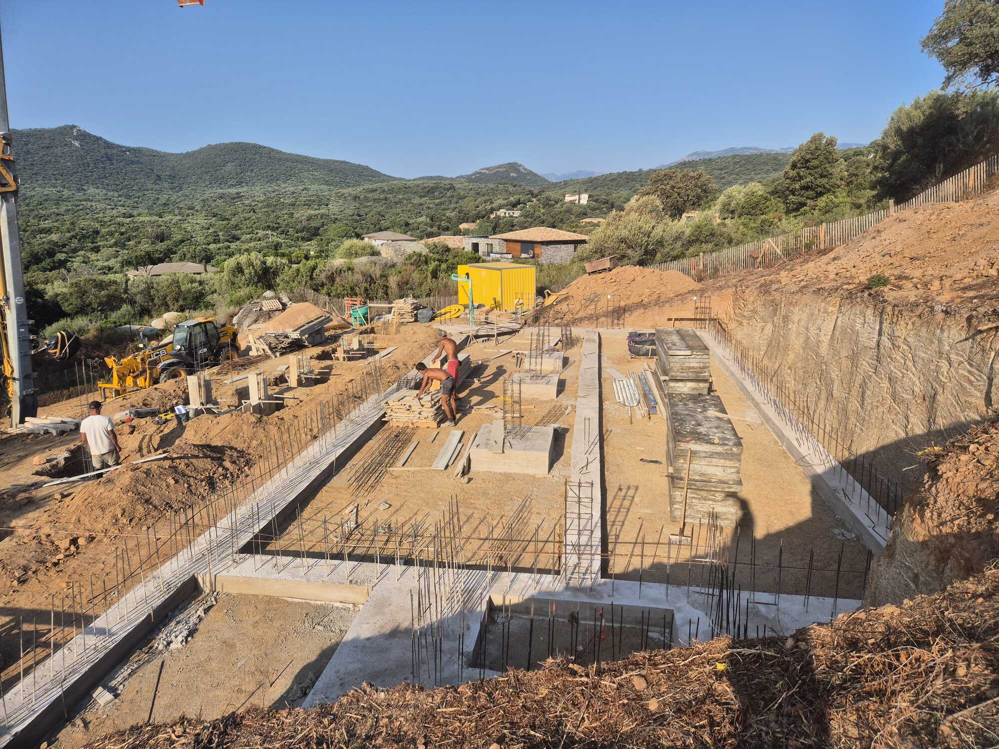 Chantier de construction d'une maison neuve en Corse-du-Sud