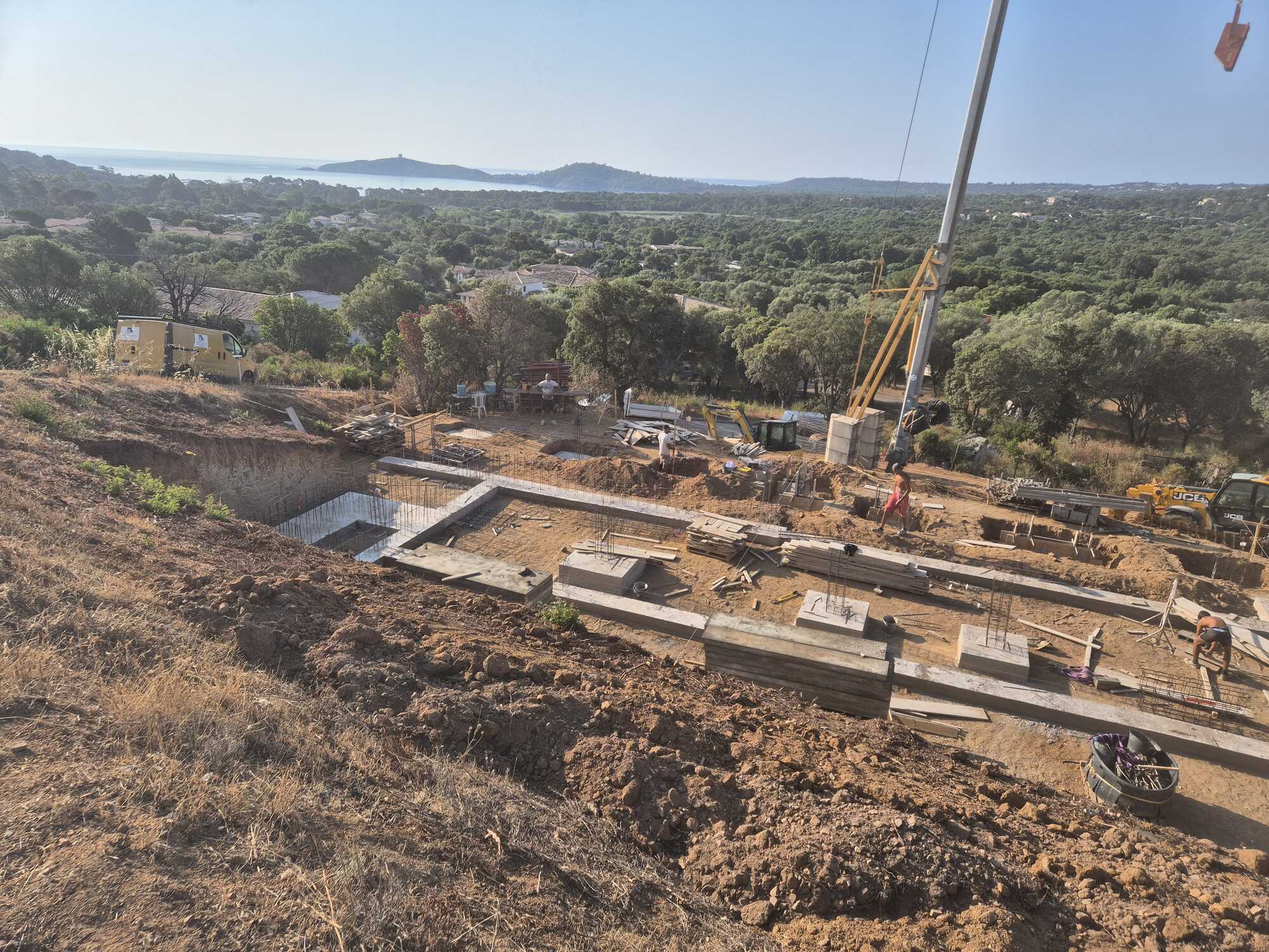 Chantier de construction surplombant le golfe de Porto-Vecchio